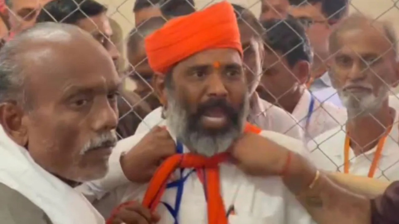 Video: EVM फिर हुई बेवफा!, गुजरात में कांग्रेस उम्मीदवार भरत सोलंकी ने की सुसाइड की कोशिश