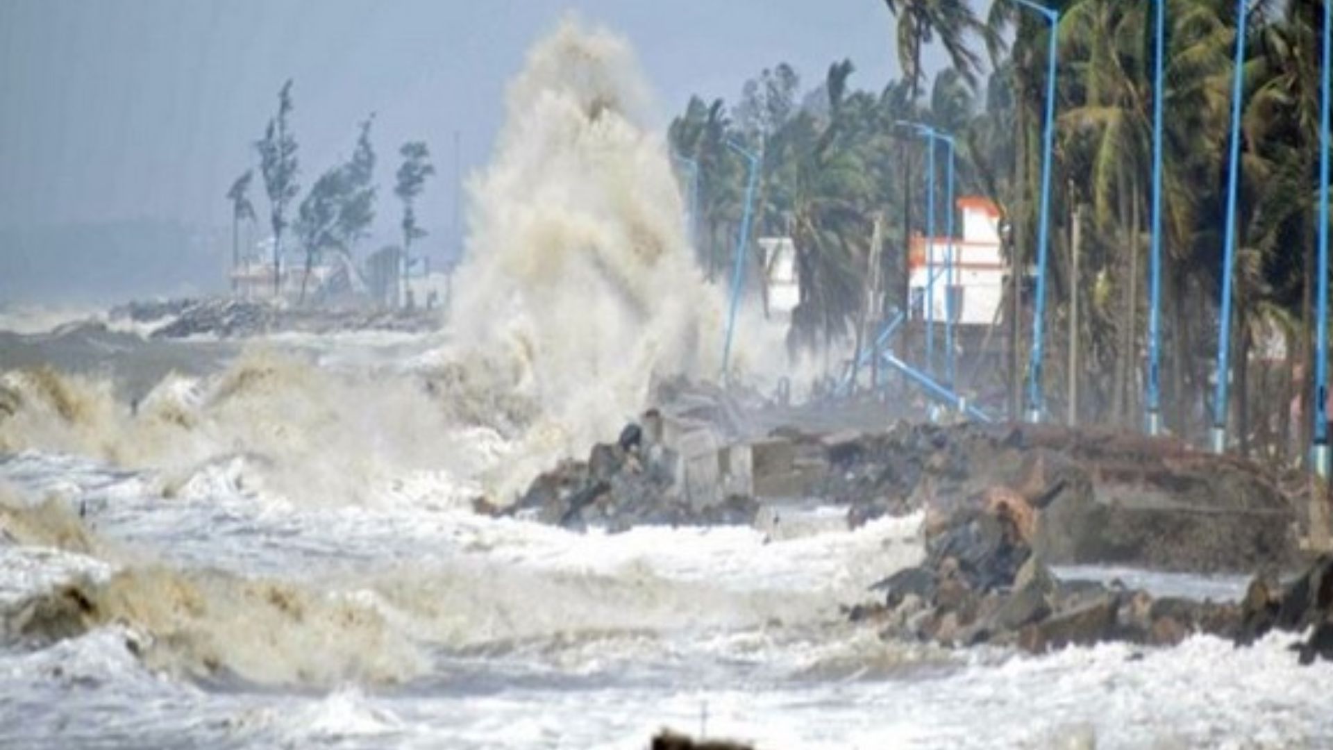 Cyclone Mandous: आज विकराल रूप ले सकता है चक्रवाती तूफान मैंड्योस, तमिलनाडु, आंध्र प्रदेश और पुडुचेरी में अलर्ट