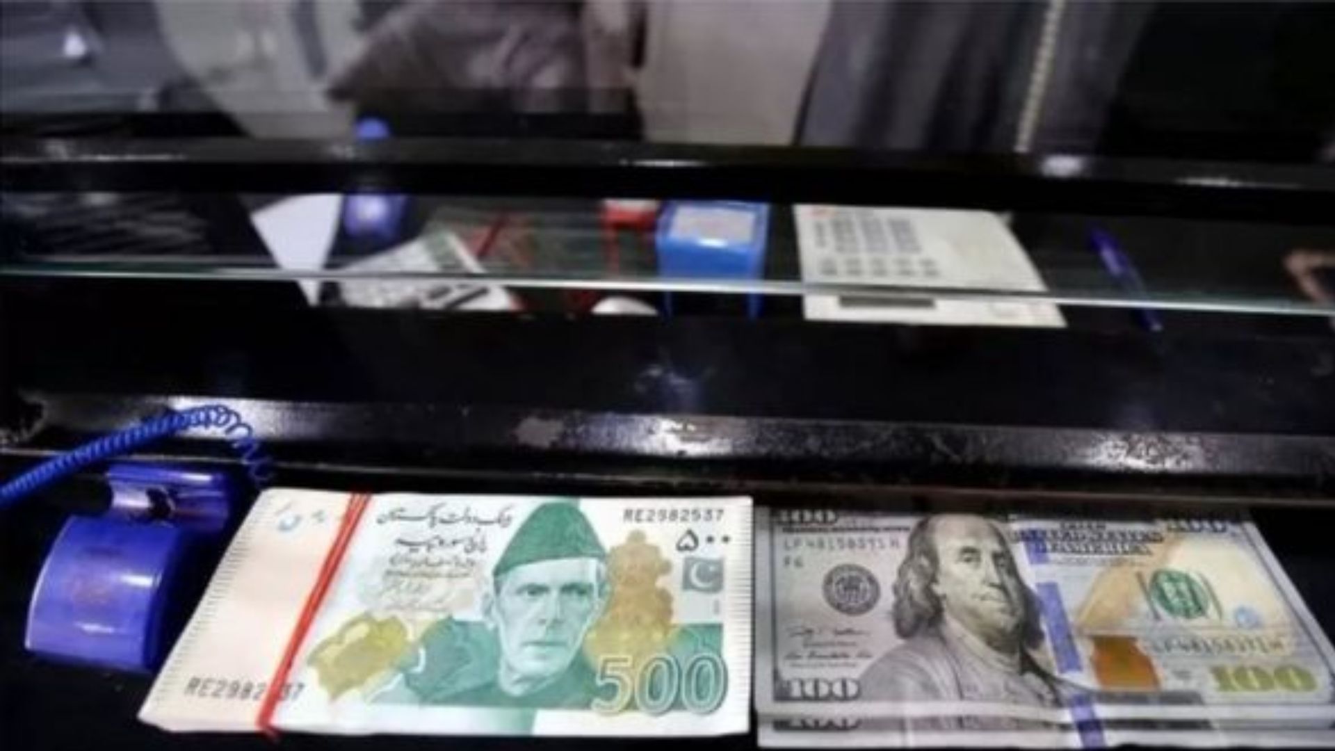 नकदी संकट से जूझ रहे पाकिस्तानी रुपए में डॉलर के मुकाबले बड़ी गिरावट 