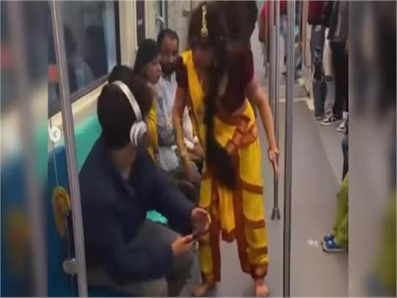 Viral Video: मेट्रो में दिखी ‘भूल भुलैया’ फिल्म की ‘मंजुलिका’