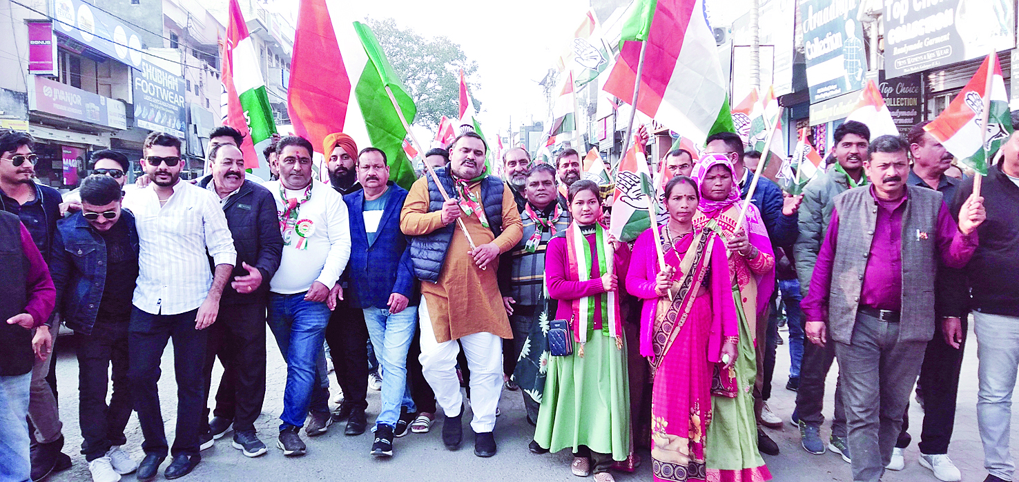 गदरपुरः कांग्रेस ने पैदल मार्च निकालकर पेपर लीक और महंगाई के खिलाफ किया प्रदर्शन