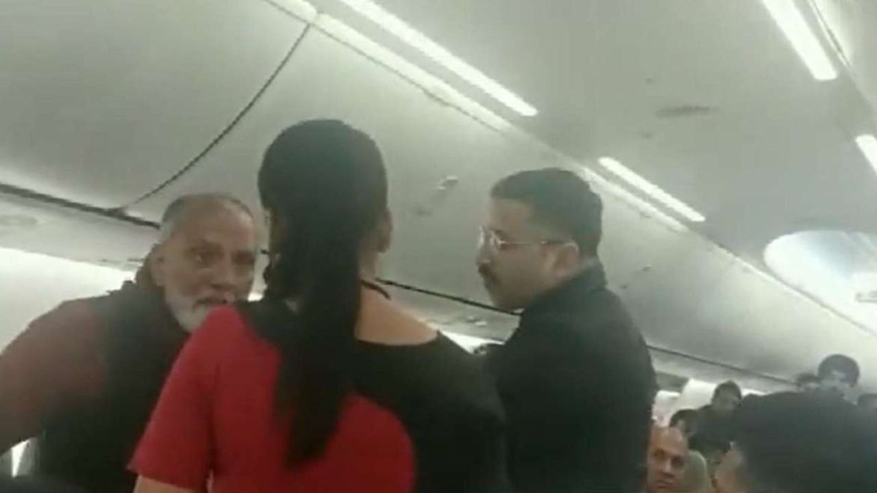 Video : स्पाइसजेट की फ्लाइट में एयरहोस्टेस से बदसलूकी, पैसेंजर की गिरफ्तारी पर मुसाफिरों ने जताया ऐतराज