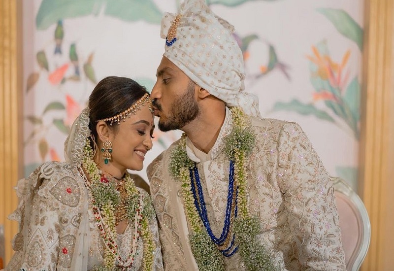 Axar Patel Wedding with Meha : कौन हैं मेहा पटेल, जिनके साथ अक्षर पटेल ने लिए सात फेरे...देखें PHOTOS