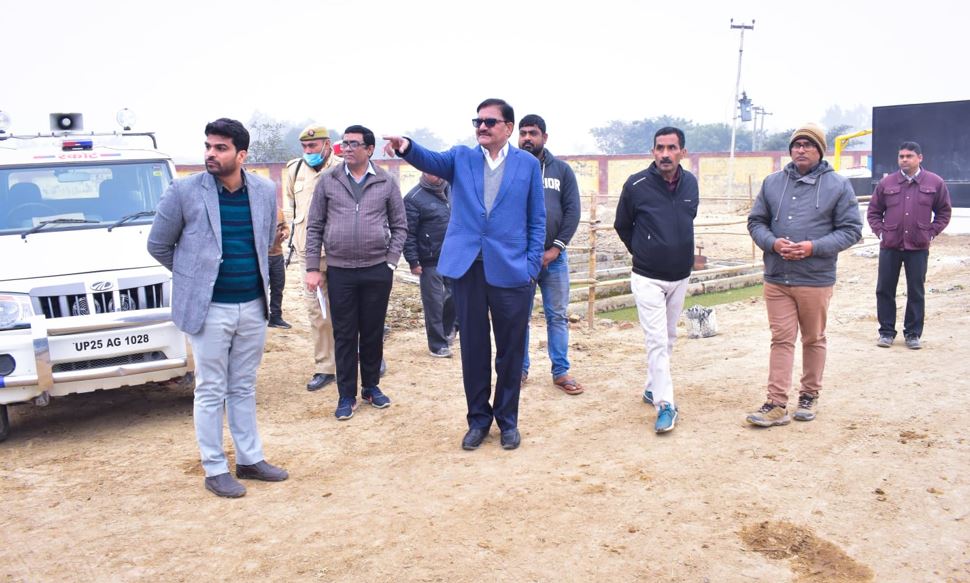 बरेली: जिलाधिकारी ने फतेहगंज पश्चिमी की रफियाबाद गौशाला का किया निरीक्षण