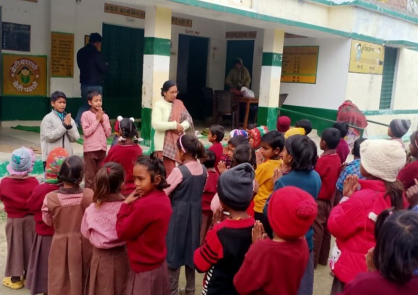 हरदोई: बीएसए ने किया प्राथमिक विद्यालयों का औचक निरीक्षण, बच्चों से लिया फीडबैक, शिक्षकों को दी वार्निंग