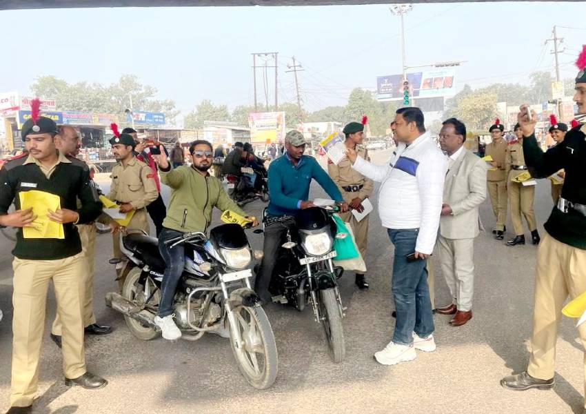 अयोध्या: सड़क सुरक्षा को लेकर लोगों को किया गया जागरूक 
