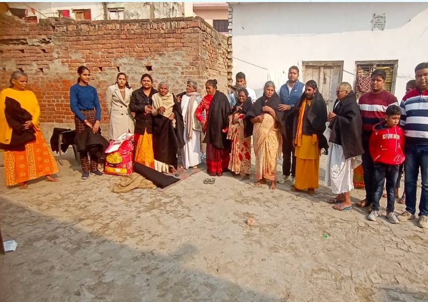 अयोध्या: समाजसेवी ने जरूरतमंदों को वितरित किया कम्बल व राशन