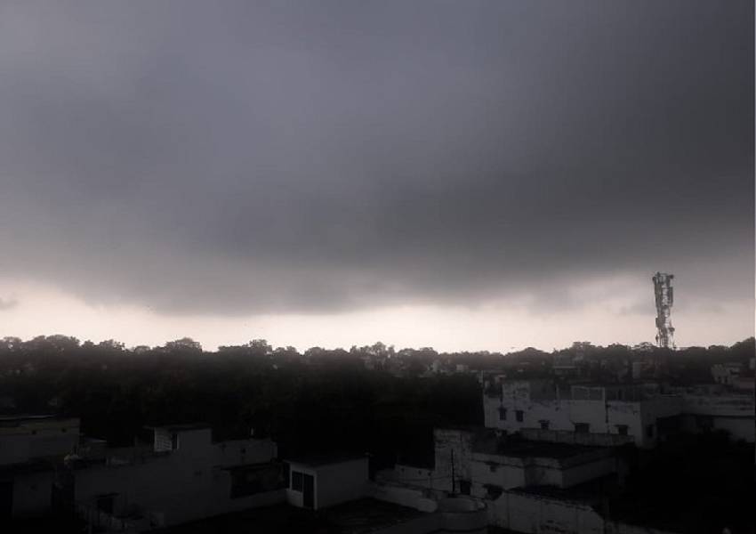 प्रयागराज: बादलों ने डाला डेरा, दिन में भी छाया रात सा अंधेरा