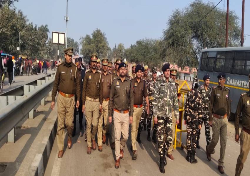 बहराइच: भारत-नेपाल सीमा पर एसपी ने पैदल मार्च कर लिया सुरक्षा व्यवस्था का जायजा