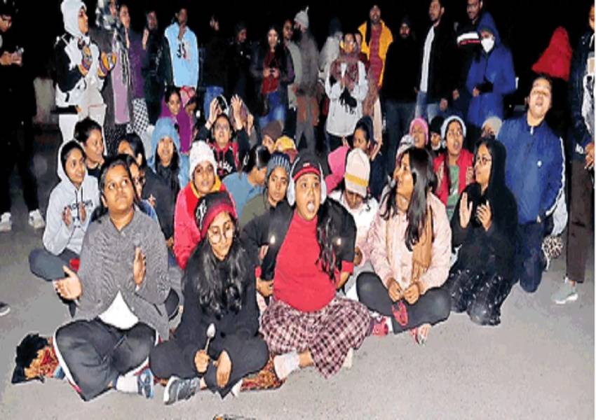 BHU News: भोजन की थाली के साथ कुलपति आवास पर छात्राओं ने दिया धरना, लगाया यह आरोप