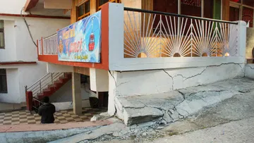 Joshimath Crisis: क्षतिग्रस्त इमारतों पर लगाए गए क्रैक मीटर, दरारों में विस्थापन का देंगे अंदाजा