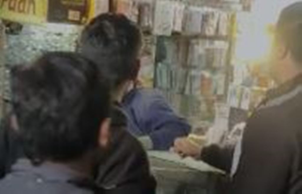 बरेली: मोबाइल की दुकान पर पुलिसकर्मियों की गुंडागर्दी, दुकानदार से की मारपीट, वीडियो वायरल
