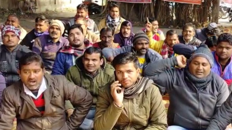 बरेली : विधुत विभाग के संविदा कर्मचारियों का धरना प्रदर्शन जारी, 9 महीने से नहीं मिला ईपीएफ