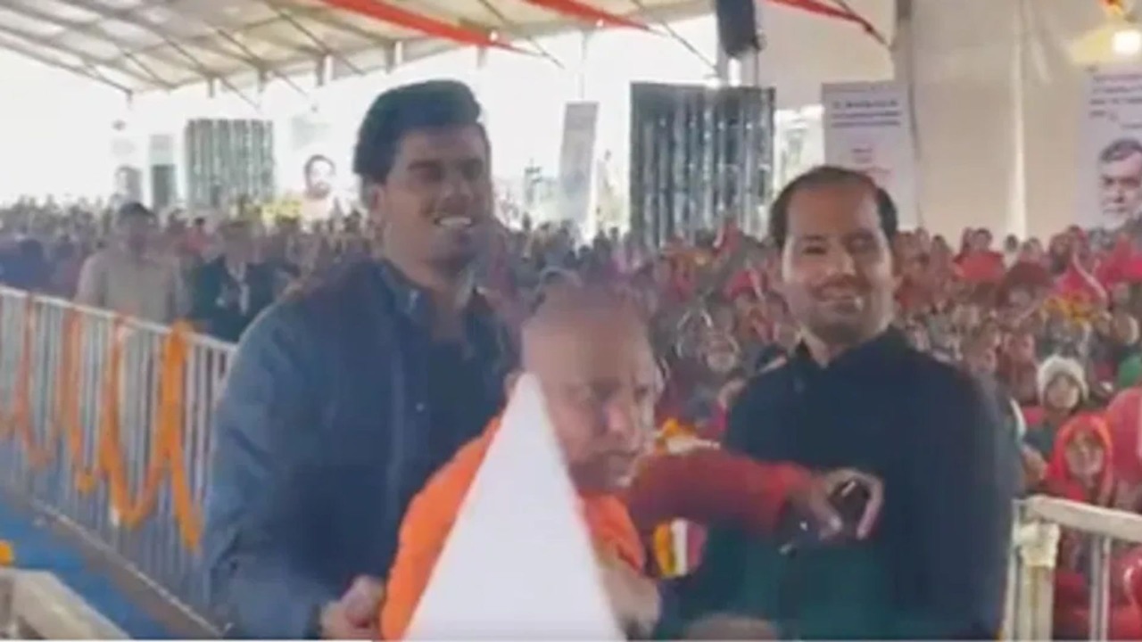 CM Yogi के डुप्लीकेट से हुई पुलिसवालों की झड़प, Video Viral