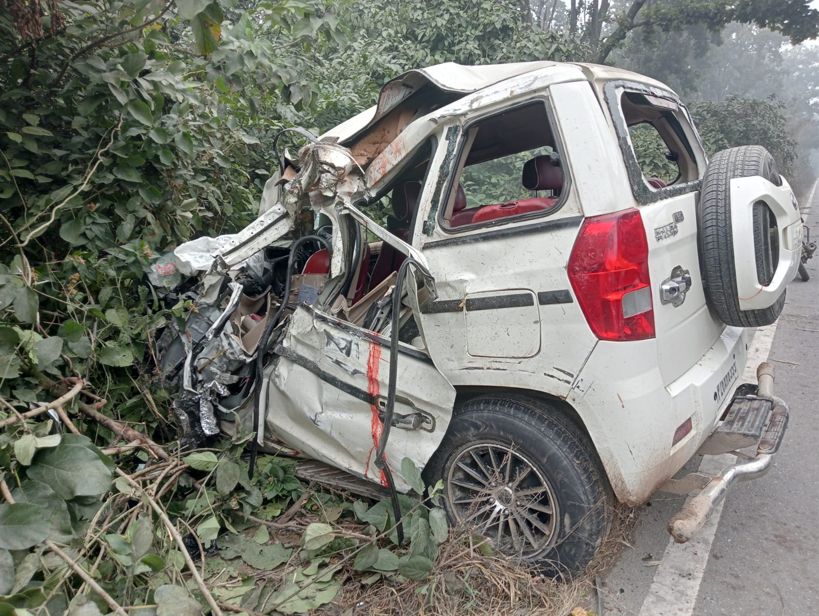 शाहजहांपुर: अज्ञात वाहन की टक्कर से बोलेरो सवार दंपति की मौत, छह घायल