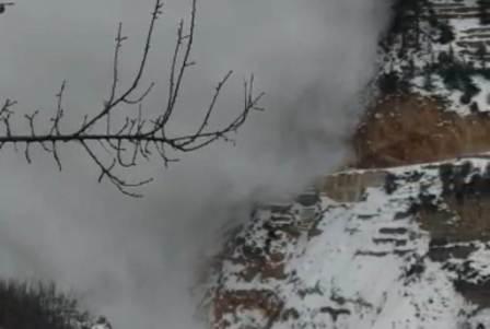 जोशीमठ:  ग्लेशियर टूटने के बाद आए बर्फीले तूफान से दहशत, देखें वीडियो