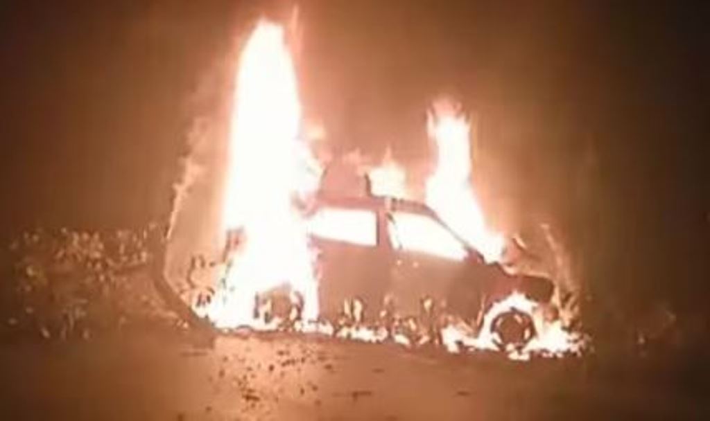 छत्तीसगढ़: पेड़ से टकराने के बाद कार में लगी आग, तीन लोगों की मौत