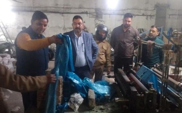 रूद्रपुरः प्रशासन और नगर निगम की टीम ने सिडकुल की एक फैक्ट्री पर मारा छापा, जब्त की पांच टन प्रतिबंधित प्लास्टिक