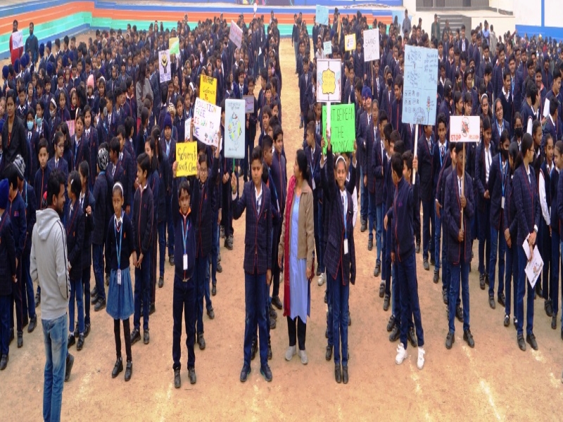 अयोध्या : जयपुरिया स्कूल के बच्चों ने बनाई मानव श्रृंखला 