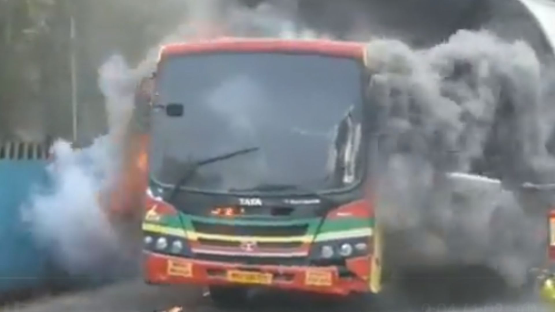 VIDEO: मुंबई के बांद्रा में बेस्ट की बस में लगी आग, सभी यात्री सुरक्षित