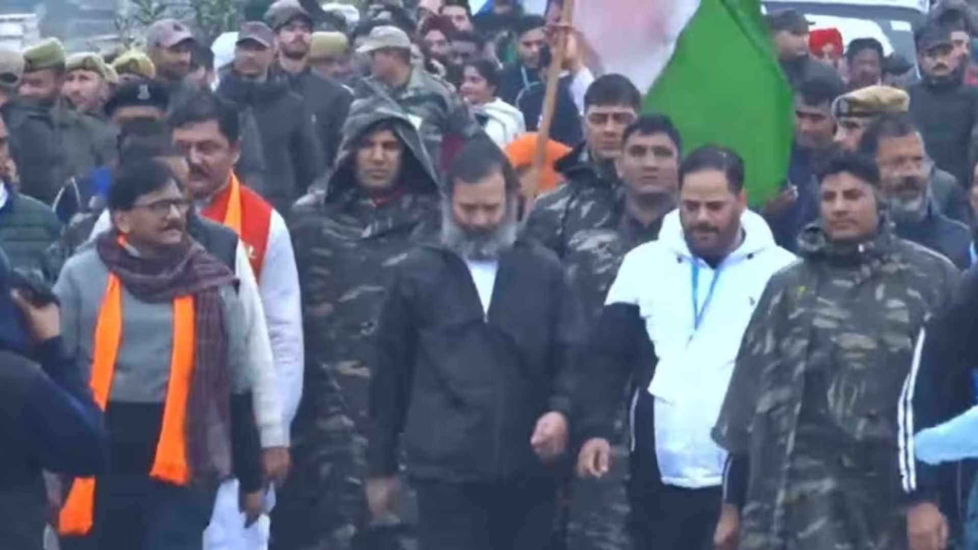 Bharat Jodo Yatra : जम्मू कश्मीर पहुंचते ही राहुल गांधी को लगी सर्दी, पहन ली जैकेट, देखें VIDEO
