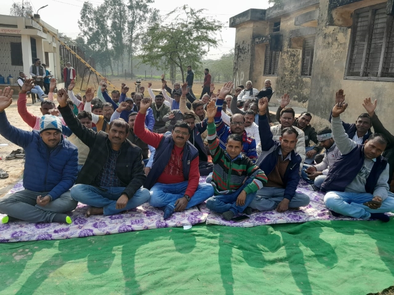  सुलतानपुर : मानदेय की मांग को लेकर संविदा कर्मियों ने दिया धरना