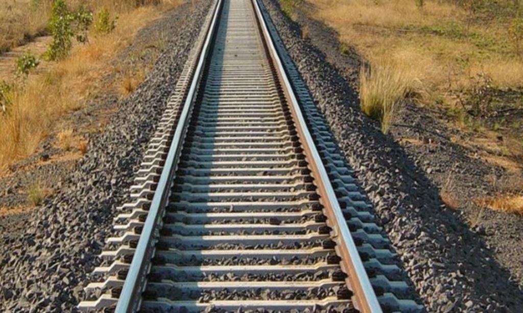 शाहजहांपुर: रेल पटरी पर रखे लोहे के टुकड़े से टकराया इंजन, मचा हड़कंप 