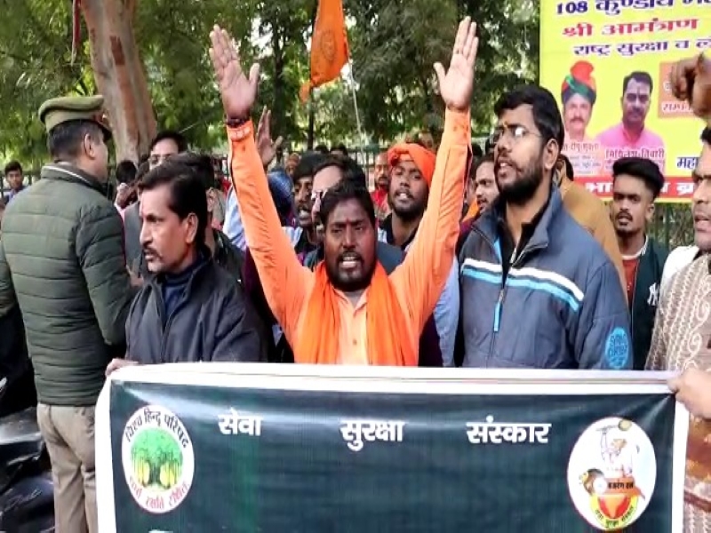 लखनऊ : वीएचपी और बजरंग दल ने किया प्रदर्शन, 2 साल में 9 कार्यकर्ताओं की हो चुकी है हत्या