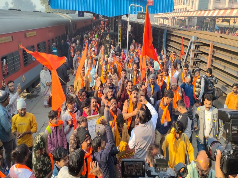 अयोध्या : रामलला को भगवा ध्वज समर्पित करने इंदौर से पहुंचे एक हजार भक्त