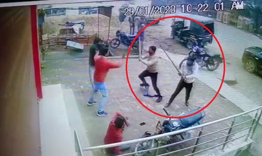 शाहजहांपुर: युवकों को डंडों से बेरहमी से पीटा, CCTV में कैद हुई वारदात