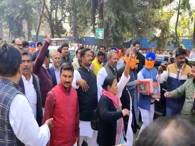 देखें Video: सपा कार्यालय के बाहर BJP का जोरदार प्रदर्शन, रामचरित मानस लेकर पहुंचा Youth Wing