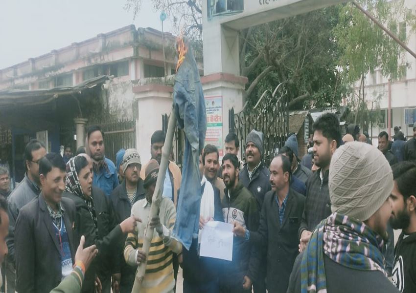 स्वामी प्रसाद के बयानों से आहत अधिवक्ताओं ने तहसील गेट पर पुतला फूंककर जताया विरोध 