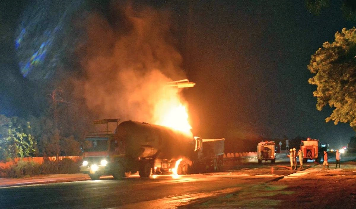 राजस्थान : एलपीजी गैस से भरे टैंकर व ट्रक के बीच टक्कर के बाद भड़की आग, चार जिंदा जले 