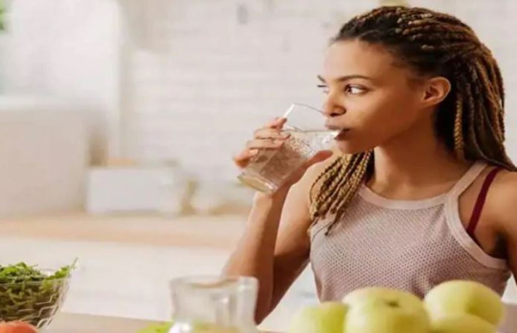 इन फ्रूट्स को खाने के फौरन बाद न पिएं पानी, आपकी सेहत के लिए हो सकता खतरा