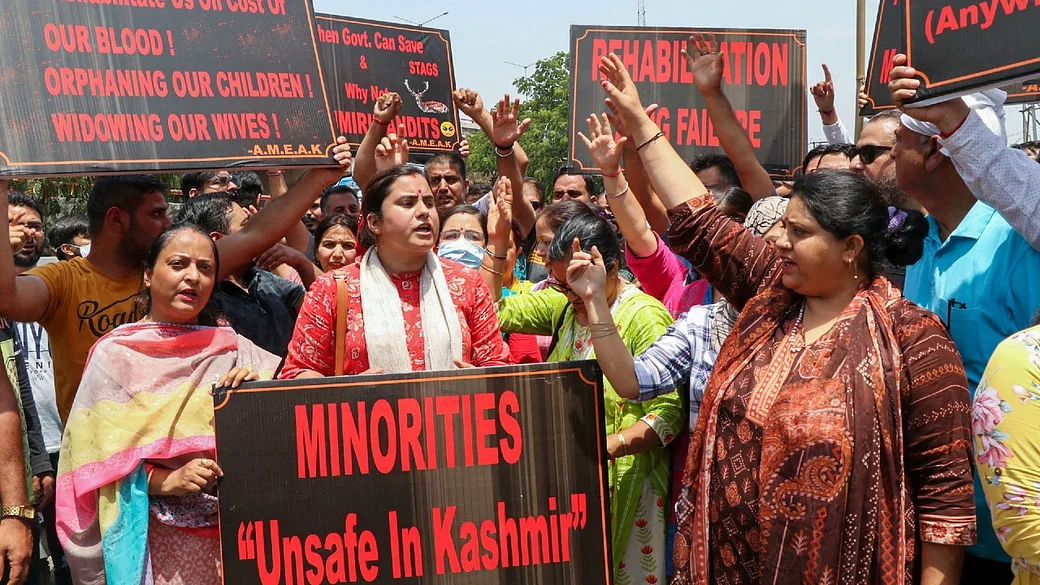 कश्मीरी पंडितों ने घाटी के बाहर पुनर्वास की मांग दोहराई, किया प्रर्दशन