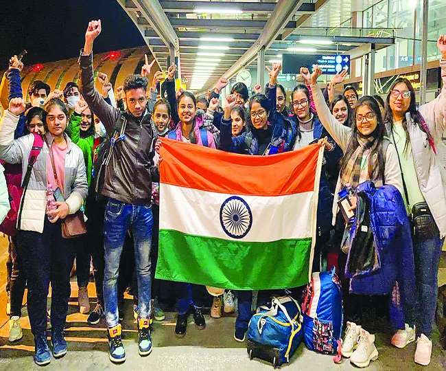 यूक्रेन से लौटे मेडिकल भारतीय छात्र गए पढ़ाई पूरी करने रूस 