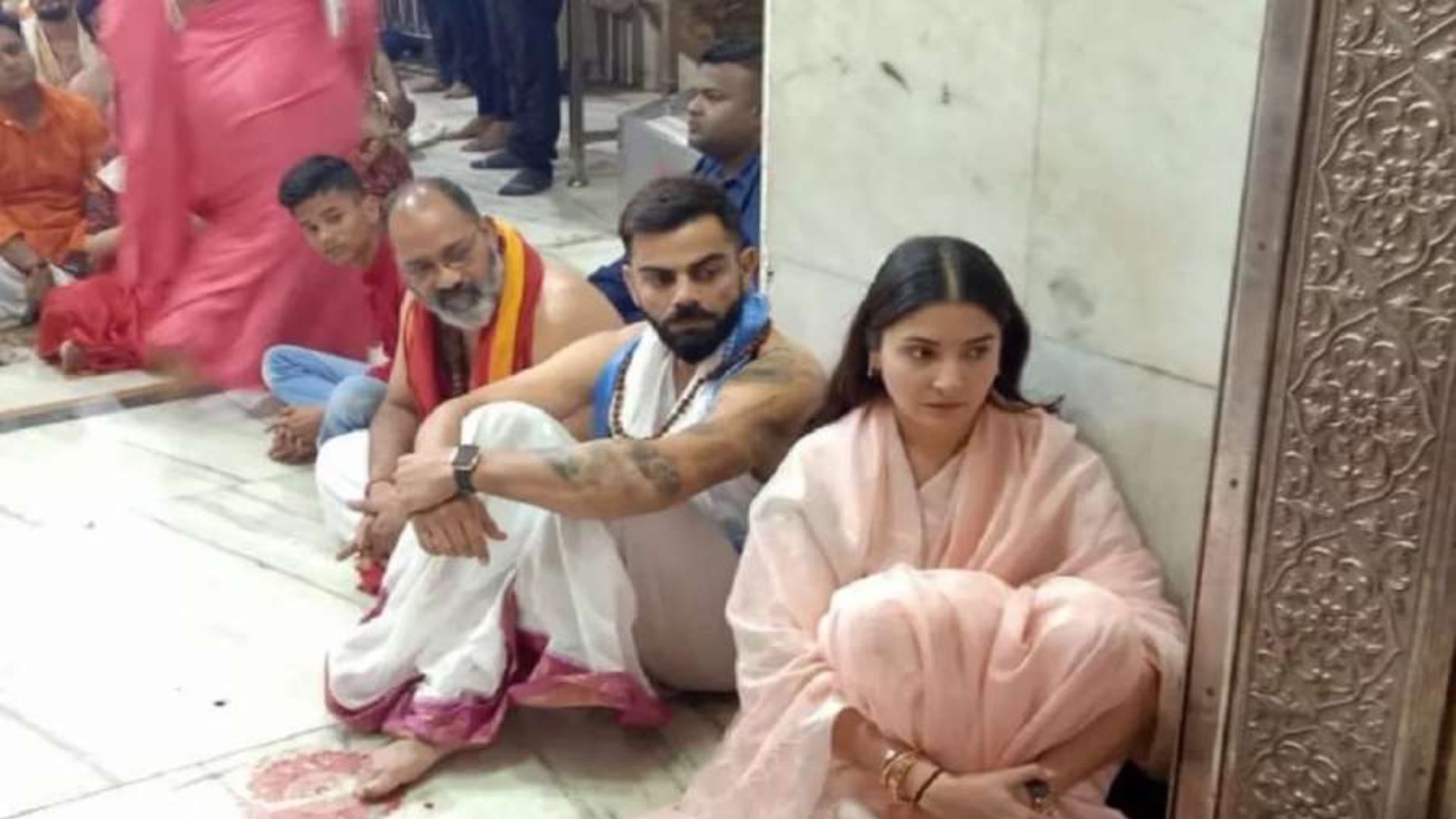 VIDEO : अनुष्का शर्मा पति विराट कोहली संग पहुंचीं महाकालेश्वर मंदिर, भस्म आरती में हुईं शामिल, की पूजा अर्चना