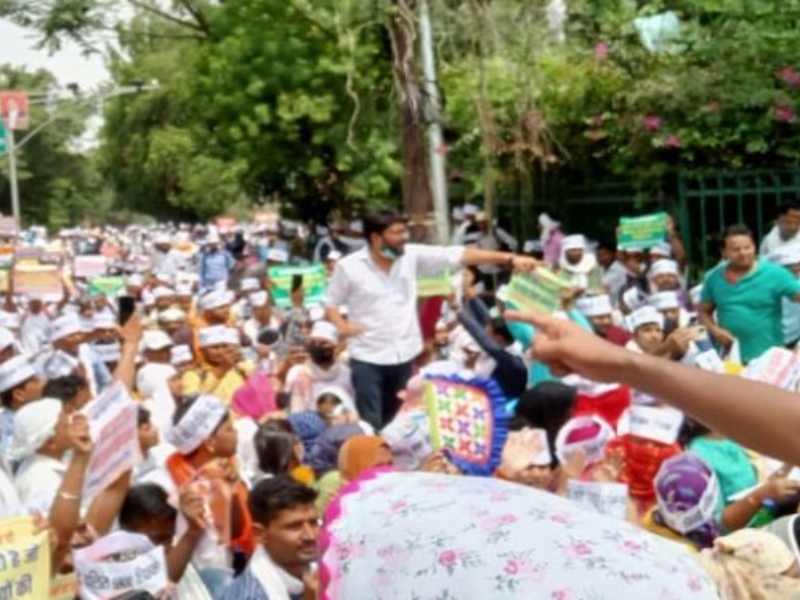 लखनऊ: शिक्षक भर्ती अभ्यर्थियों ने घेरा बेसिक शिक्षा मंत्री का आवास, बोले- सरकार हमारी मांगों पर उठाये कदम 