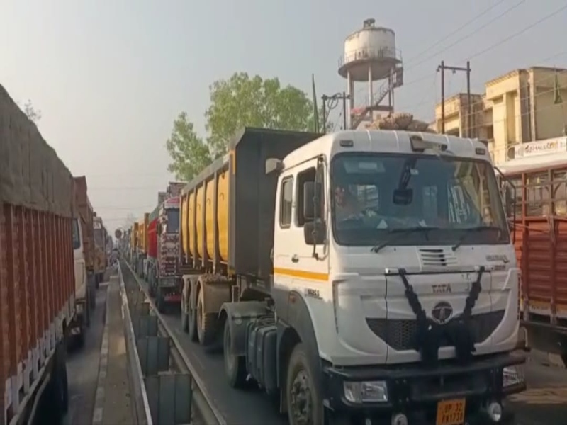 बहराइच: सिंगल लाइन मार्ग पर बड़े वाहनों ने लगाया जाम, कई घंटे तक यात्री रहे हलकान