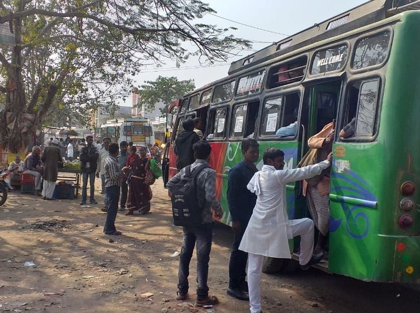 काशीपुर: सुविधा शुल्क देने के बावजूद यात्रियों को नहीं मिल रही सुविधाएं 