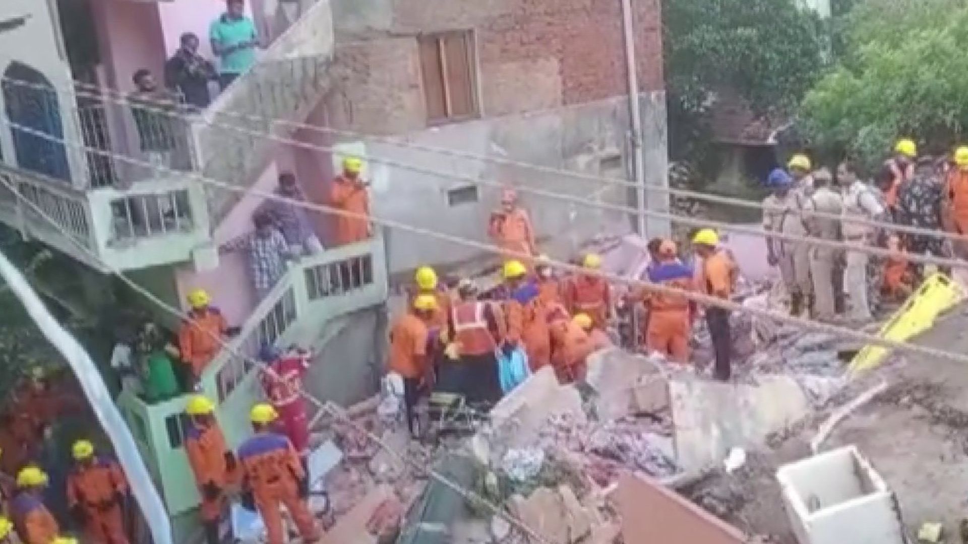 आंध्र प्रदेश : विशाखापत्तनम में तीन मंजिला इमारत गिरी, 3 लोगों की मौत, मामला दर्ज कर जांच जारी 