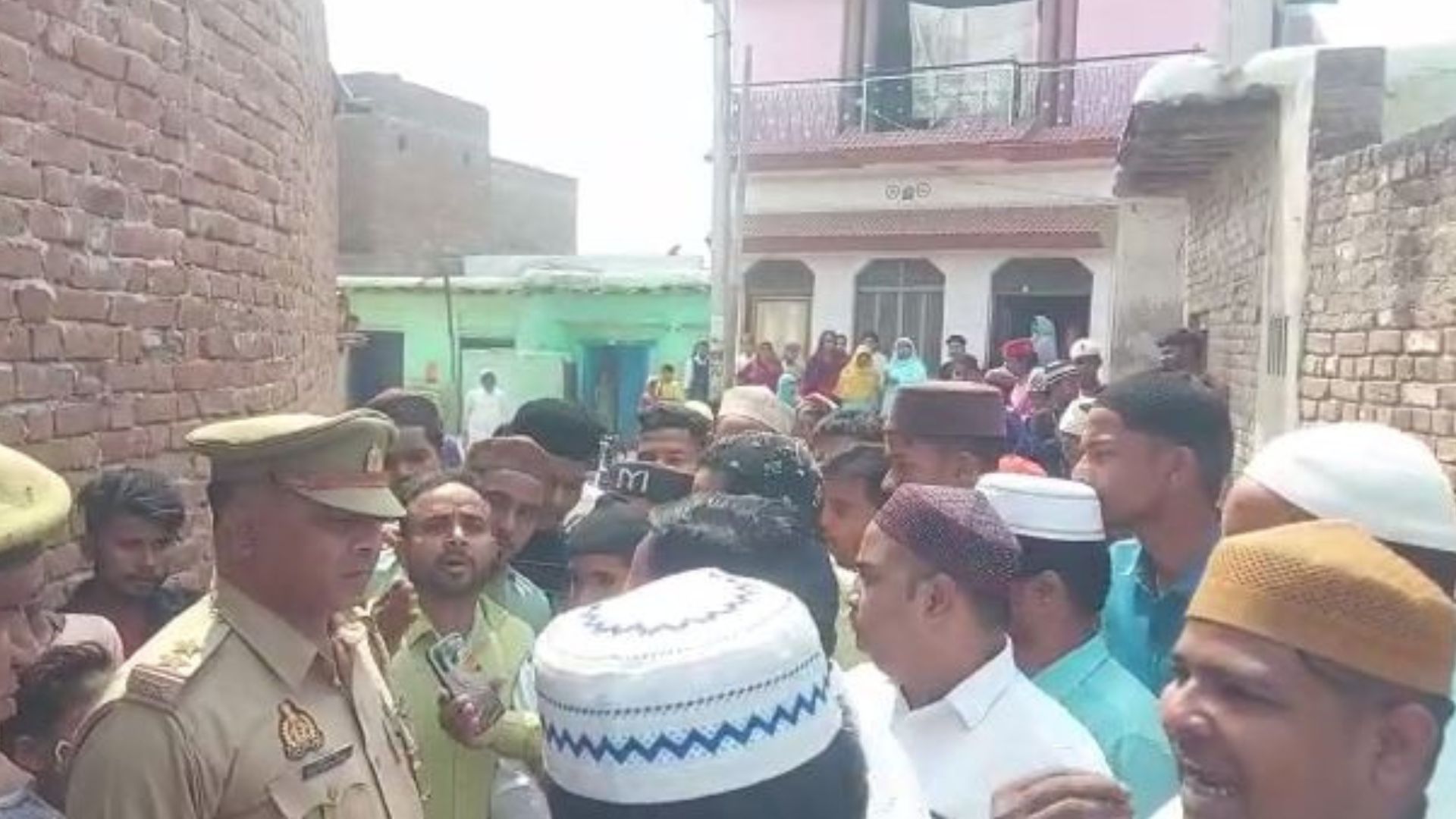बरेली: मस्जिद की छत पर नमाज पढ़ने को लेकर हुआ विवाद, पुलिस ने कराया शांत 