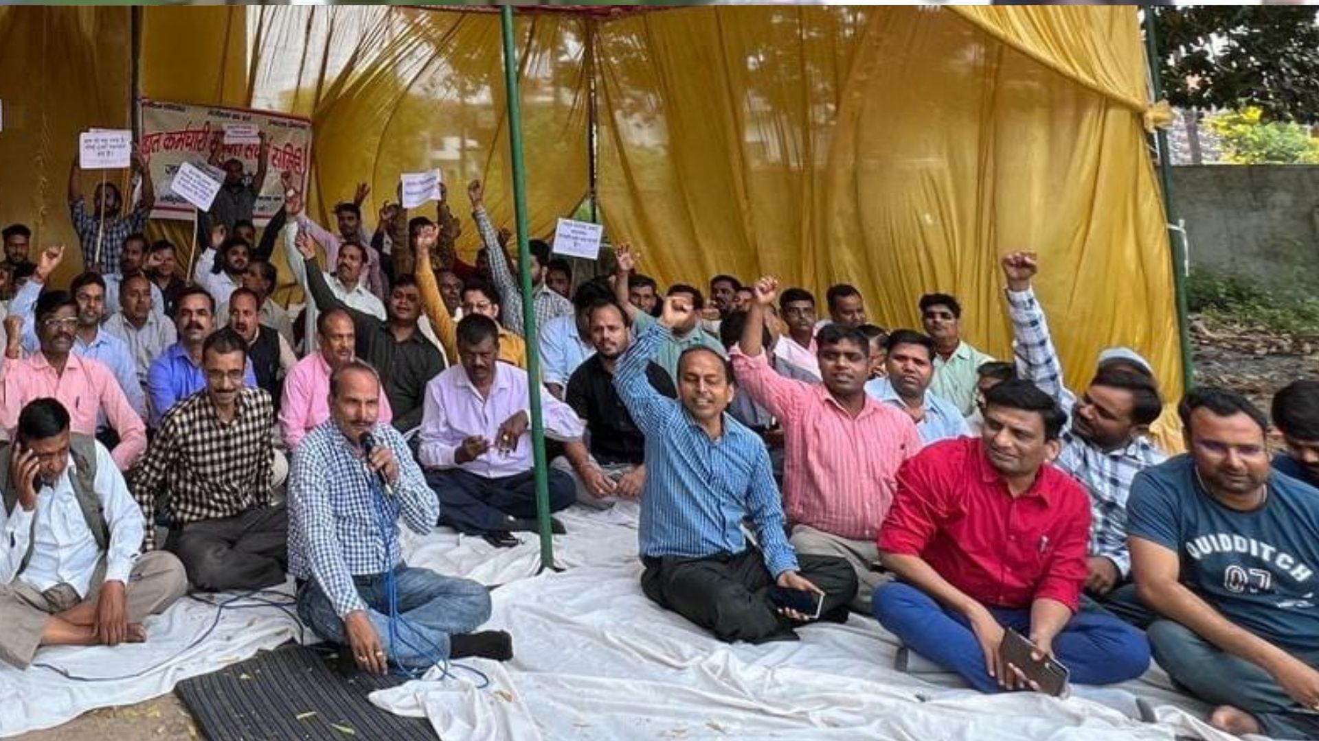 शाहजहांपुर: बिजली कर्मी पूर्ण हड़ताल पर, गांवों में पड़ रहा असर