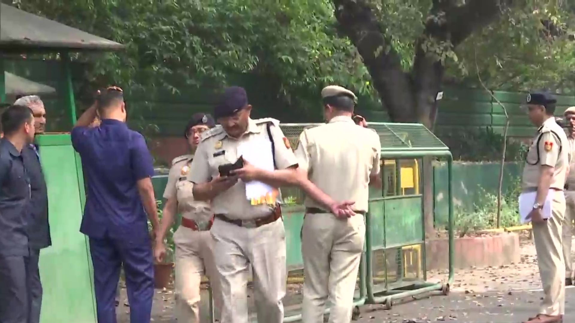 'महिलाओं के यौन उत्पीड़न' संबंधी बयान को लेकर राहुल गांधी के आवास पर पहुंची दिल्ली पुलिस 