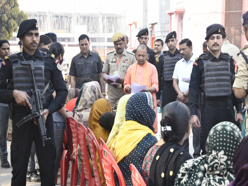 गोरखपुर: CM योगी ने जनता दर्शन में सुनी शिकायतें, अधिकारियों से कहा - जनता की समस्याओं पर संवेदनशीलता से दें ध्यान 