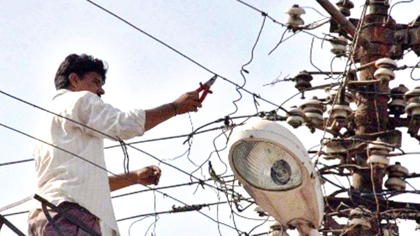 खटीमाः बिजली विभाग ने वसूले 15 लाख, बीस कनेक्शन भी काटे, बिजली चोरी के खिलाफ जारी रहेगा अभियान