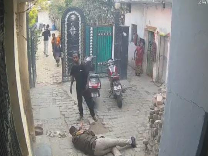 उमेश पाल हत्याकांड: सामने आया नया CCTV फुटेज, सिपाही राघवेंद्र को गुड्डू मुस्लिम ने मारे थे कई बम -देखें Video