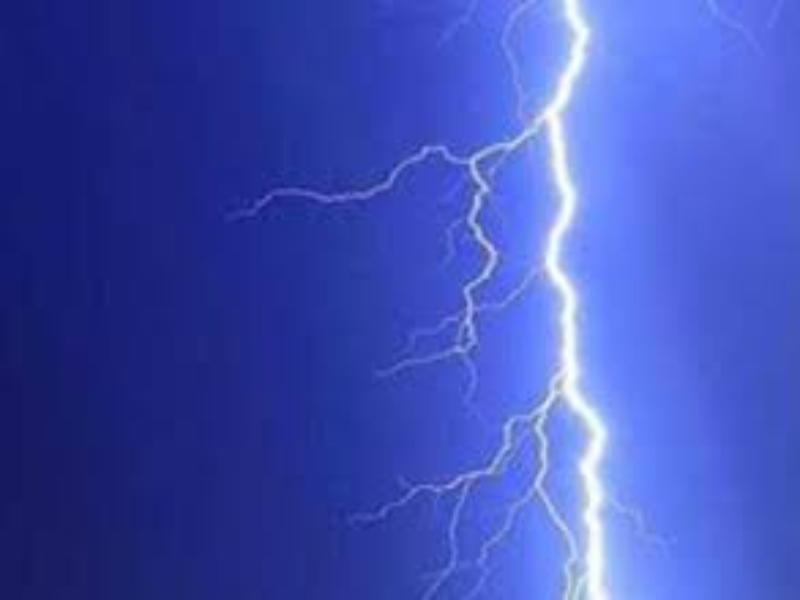 हरदोई में तेज बारिश के बीच स्कूल पर गिरी आकाशीय बिजली, टला बड़ा हादसा 