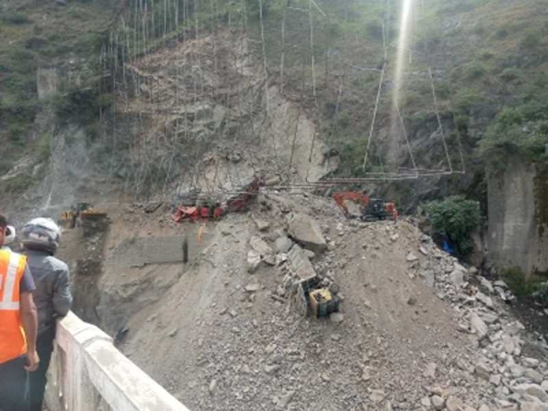जम्मू-श्रीनगर राष्ट्रीय राजमार्ग पर भूस्खलन से एक की मौत, छह घायल 