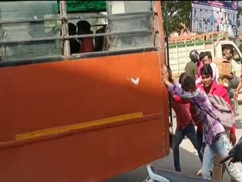 रायबरेली: सवारियों के धक्के से घूमता है यूपी रोडवेज बस का पहिया, देखें Video 